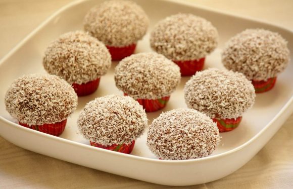 Roditelji i deca u kuhinji Zajednicko pravljenje torti i kolaca Roditelji i Deca U Kuhinji Zajednicko Pravljenje Torti i Kolaca