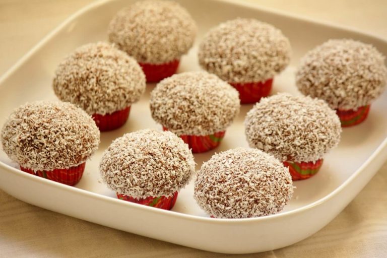 Roditelji i deca u kuhinji Zajednicko pravljenje torti i kolaca Roditelji i Deca U Kuhinji Zajednicko Pravljenje Torti i Kolaca