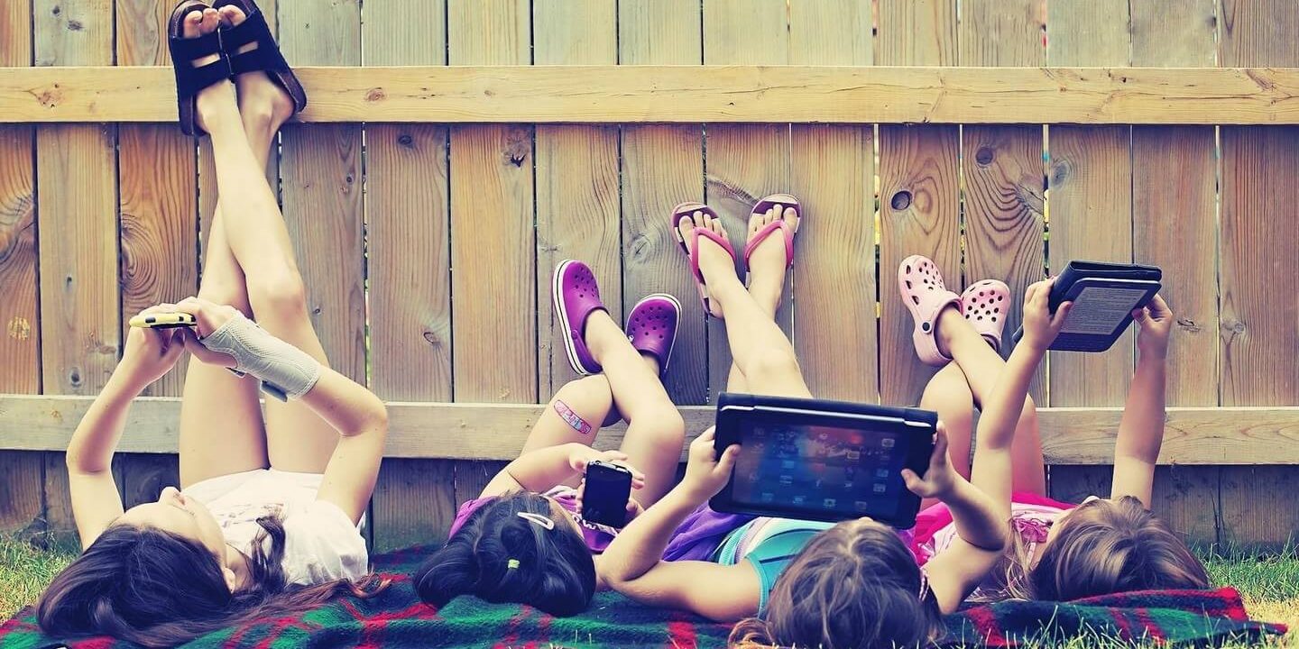 Tradicionalne igracke za decu ili pametni telefoni Tradicionalne Igracke Za Decu Ili Pametni Telefoni