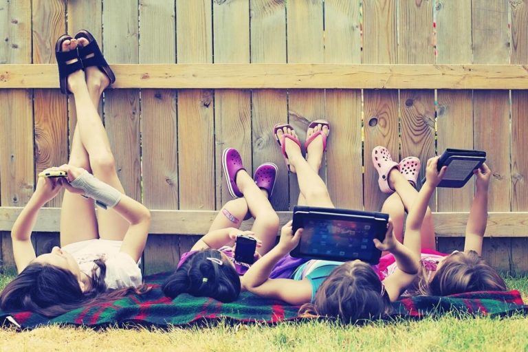 Tradicionalne igracke za decu ili pametni telefoni Tradicionalne Igracke Za Decu Ili Pametni Telefoni